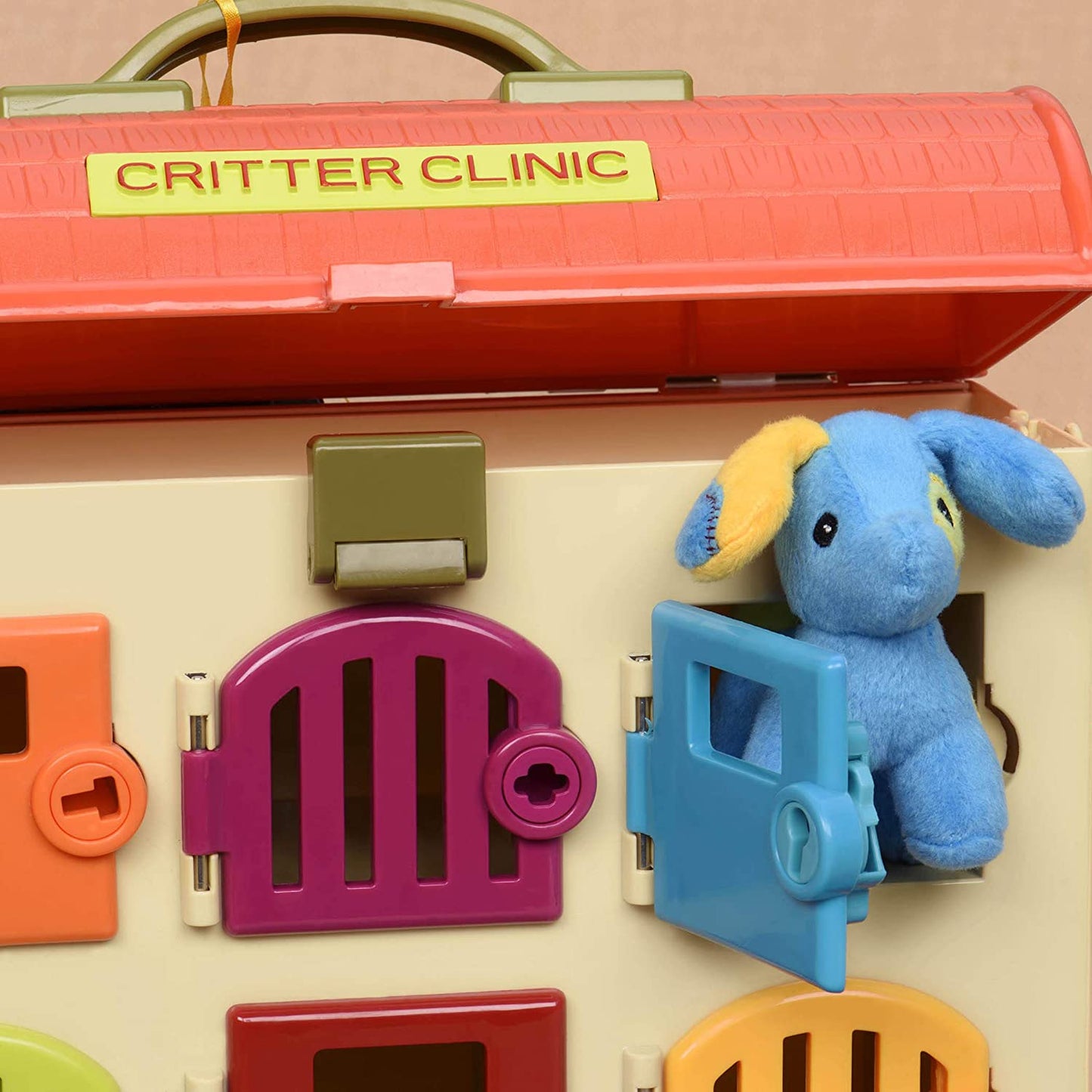 B. Toys Critter Clinic Toy Vet Pretend Playset for Kids with 9 pieces Accessories BX2015Z - 2 Years+